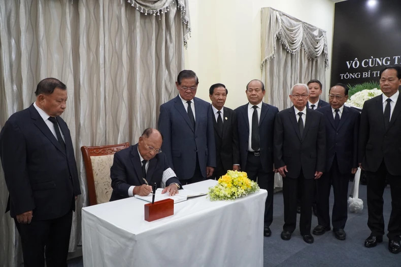 柬埔寨人民党名誉主席韩桑林在吊唁簿上留言。 柬埔寨人民党名誉主席韩桑林在吊唁簿上留言。