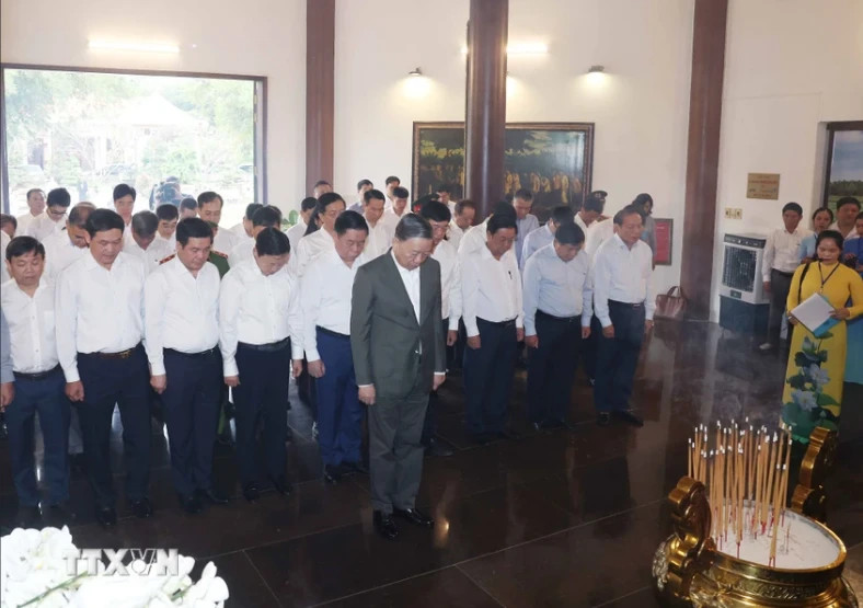 苏林总书记和各位代表为胡志明主席父亲阮生色副榜上香。