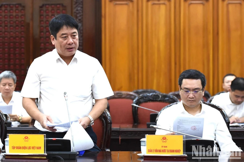 越南电力集团总经理阮英俊向政府总理汇报500千伏三回输电线路项目实施情况。