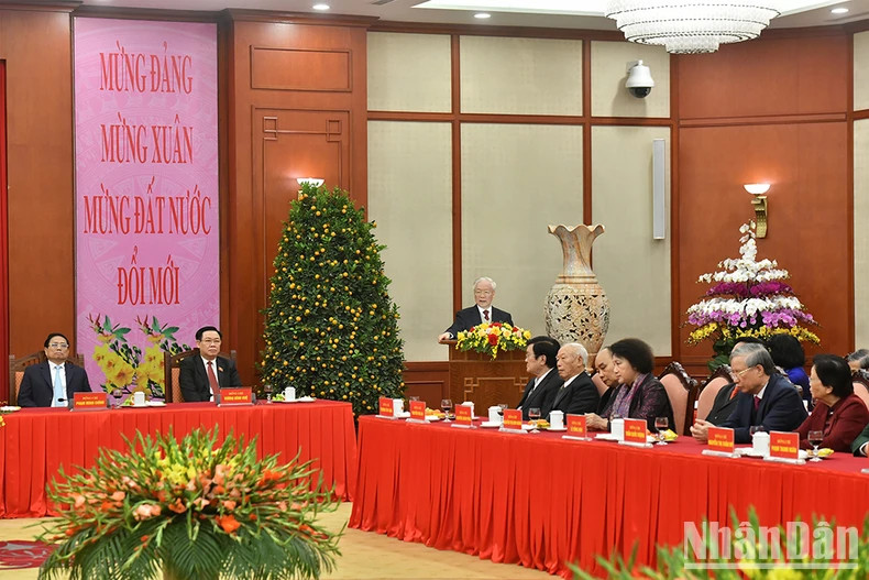 阮富仲总书记向党、国家领导人、前领导人致以新年祝福。