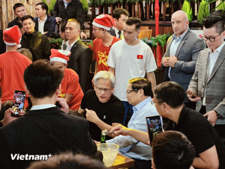 范明正总理邀请黄仁勋先生同英伟达一行品尝了河内街头美食,如春卷、炸酸肉和竹帛啤酒等。 范明正总理邀请黄仁勋先生同英伟达一行品尝了河内街头美食,如春卷、炸酸肉和竹帛啤酒等。