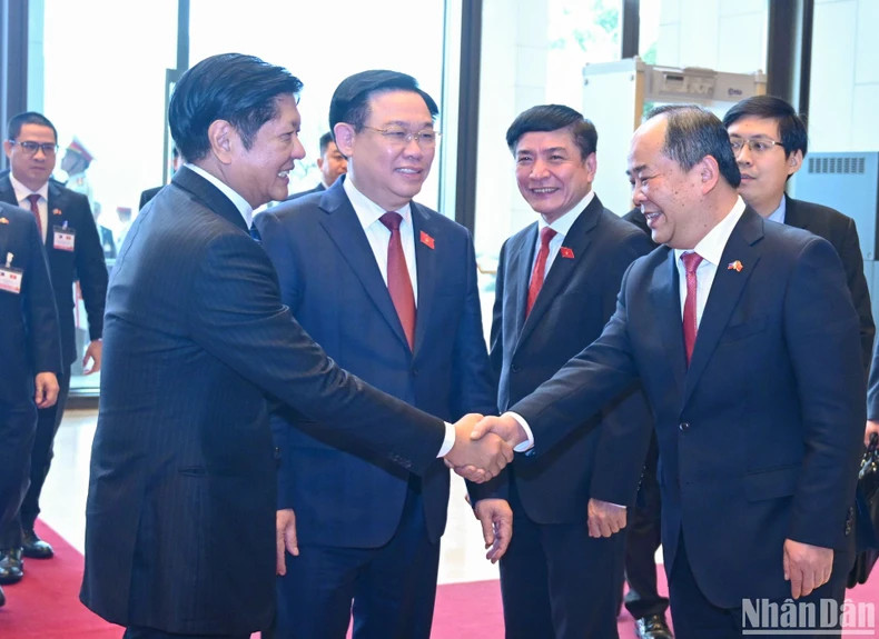 越南国会主席王廷惠向菲律宾总统费迪南德·罗慕尔德兹·马科斯介绍越方出席会见的代表。 越南国会主席王廷惠向菲律宾总统费迪南德·罗慕尔德兹·马科斯介绍越方出席会见的代表。