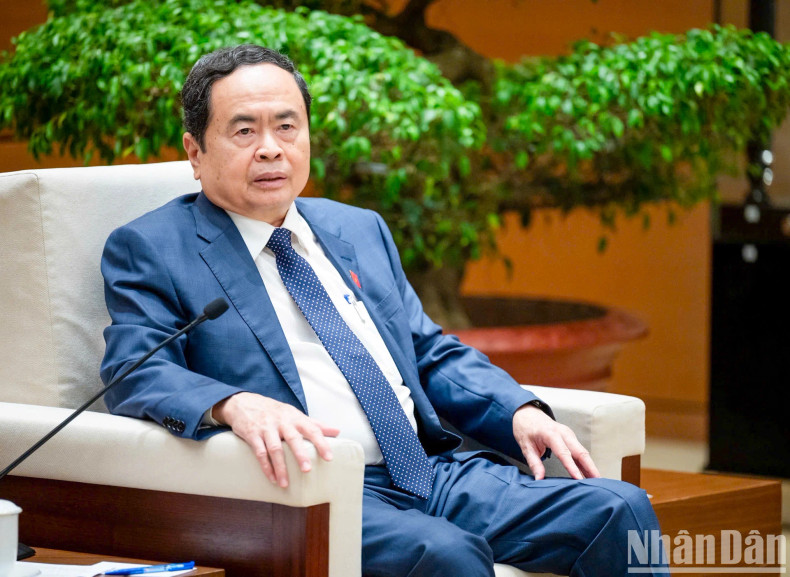 国会主席陈青敏在会见中发表讲话。