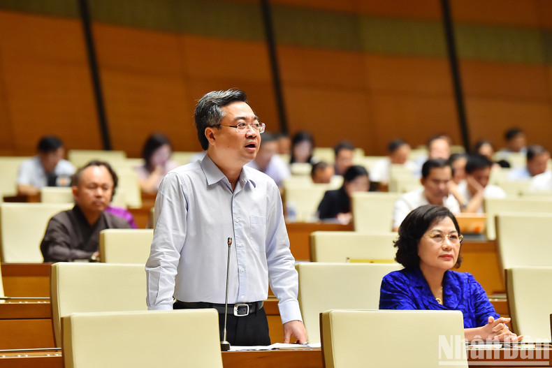 建设部部长阮青毅回答质询。 建设部部长阮青毅回答质询。