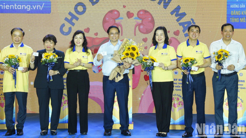 各位代表获得登记捐赠人体器官证书。