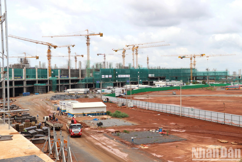 龙城机场正在开展4大标段，包括航站楼、跑道、2条连接交通路线和塔台。