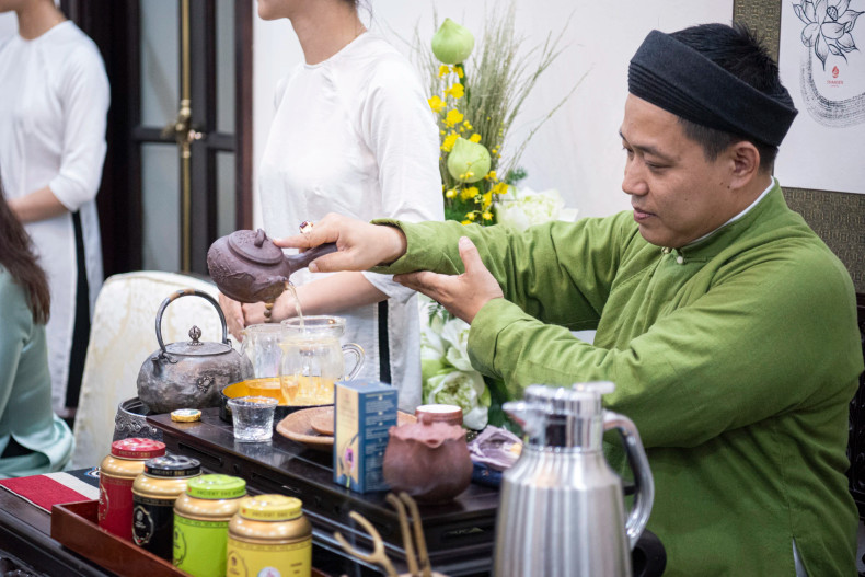 艺术家陶德孝为两位夫人泡茶。 艺术家陶德孝为两位夫人泡茶。