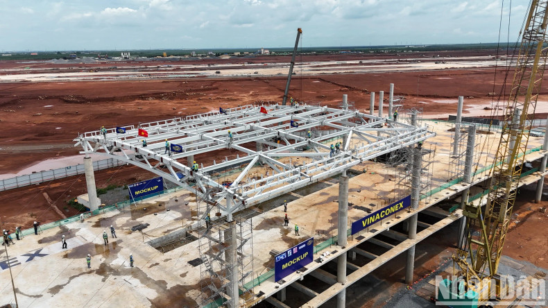 航站楼顶钢结构重量约3.6万吨。