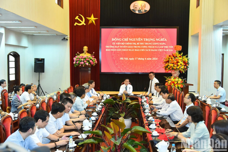 中央宣教部部长阮重义和《人民报》工作者们。 中央宣教部部长阮重义和《人民报》工作者们。