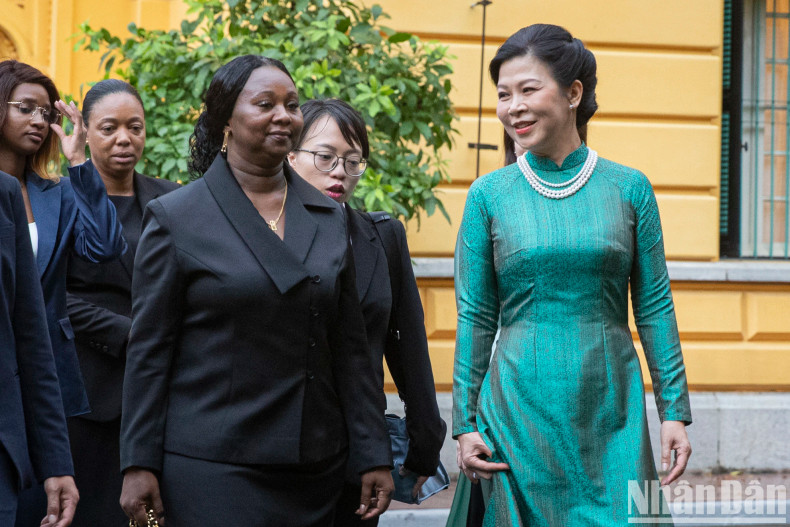 越共中央总书记、国家主席苏林夫人吴芳璃欢迎几内亚比绍总统夫人迪尼西亚·多斯·雷斯·恩巴洛访问越南。 越共中央总书记、国家主席苏林夫人吴芳璃欢迎几内亚比绍总统夫人迪尼西亚·多斯·雷斯·恩巴洛访问越南。