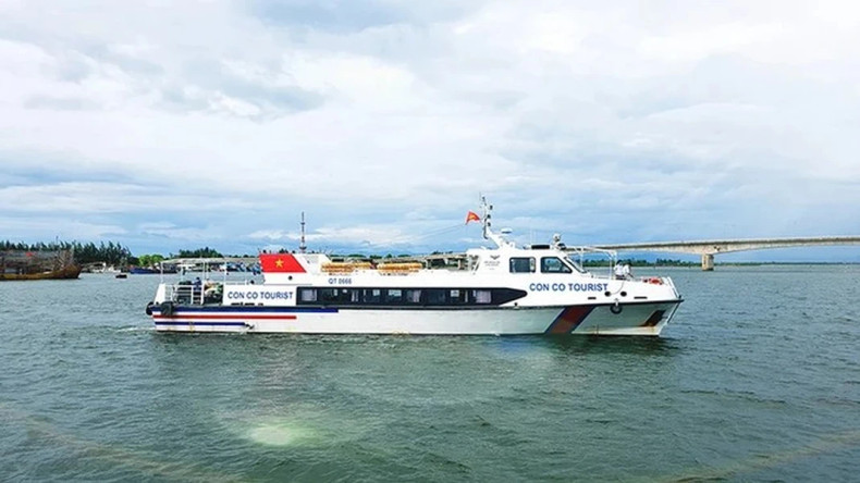 游客可以乘坐游艇赴草洲岛旅游。