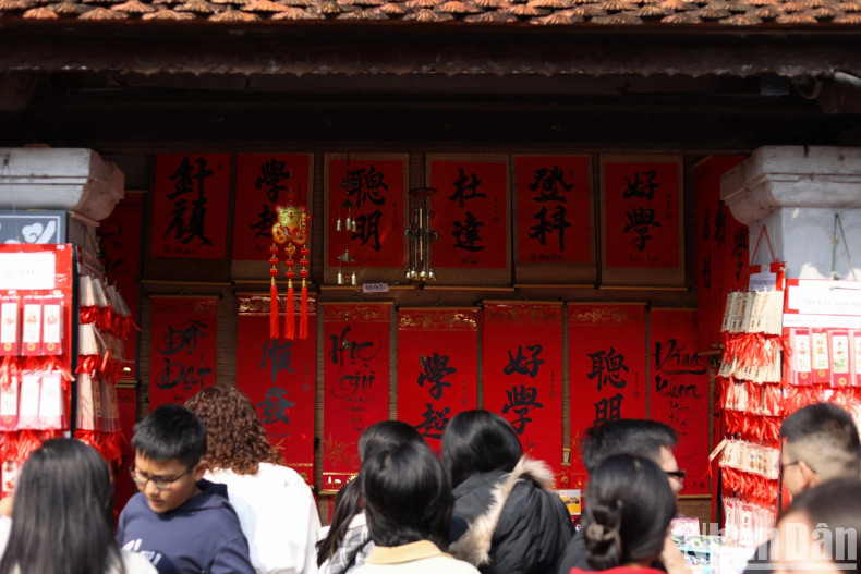 此外,为满足群众的需求,还设有出售写好字的柜台。 每张售价12万越盾起。 此外,为满足群众的需求,还设有出售写好字的柜台。 每张售价12万越盾起。