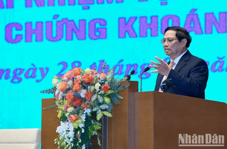 范明正总理在会上发表讲话。