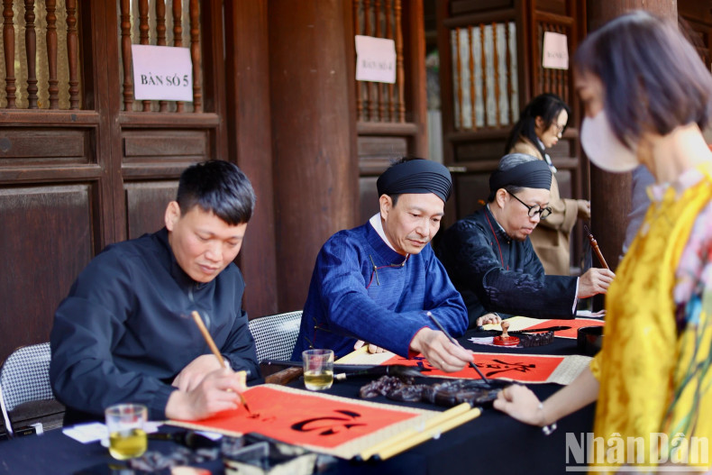 求字靠的是诚心。心诚,德才亮。先生给的字要有担当、肯付出才灵验,而不像买彩票中奖那样。能做到这样,求字和送字才真正有意义。 求字靠的是诚心。心诚,德才亮。先生给的字要有担当、肯付出才灵验,而不像买彩票中奖那样。能做到这样,求字和送字才真正有意义。