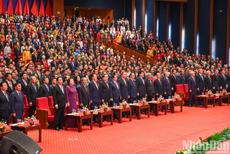 各位领导实现向国旗敬礼仪式。 各位领导实现向国旗敬礼仪式。