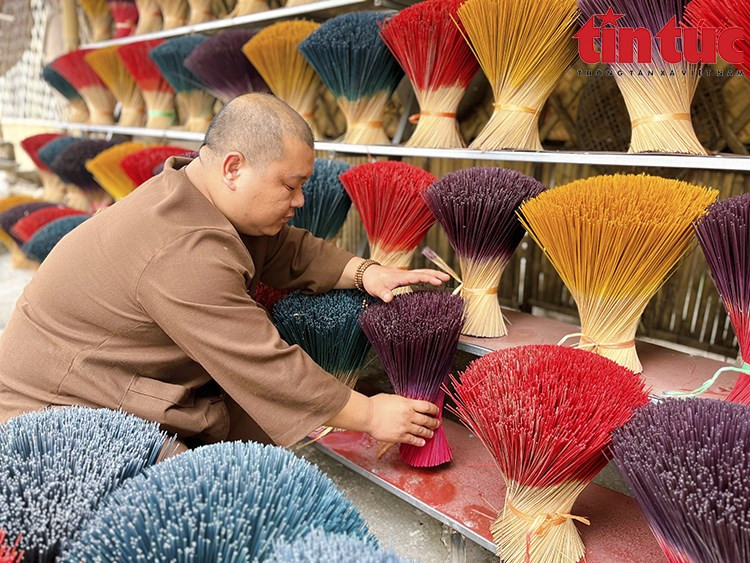 据了解,尽管该村各生产户全年年都在运作,但在节庆和春节期间,这里的气氛更加繁忙、热闹。 据了解,尽管该村各生产户全年年都在运作,但在节庆和春节期间,这里的气氛更加繁忙、热闹。