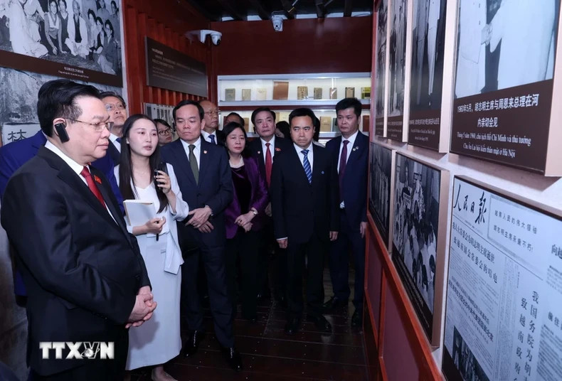 国会主席王廷惠参观了位于昆明市的胡志明主席遗迹区。 国会主席王廷惠参观了位于昆明市的胡志明主席遗迹区。