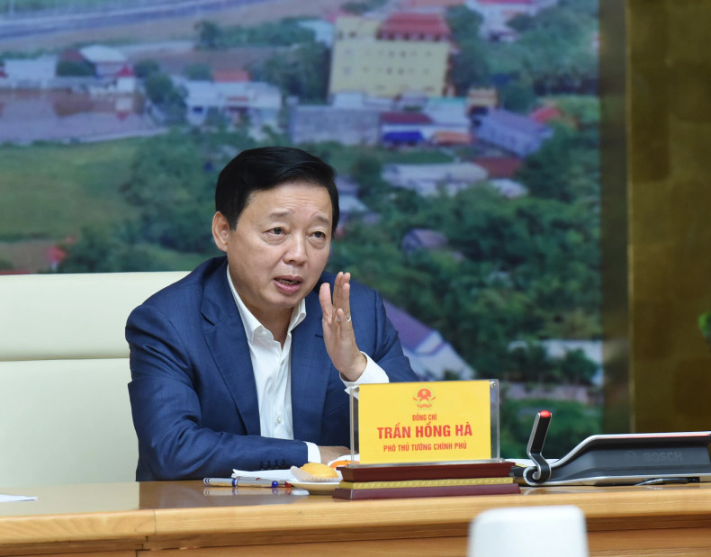 陈红河副总理在会上发表讲话。