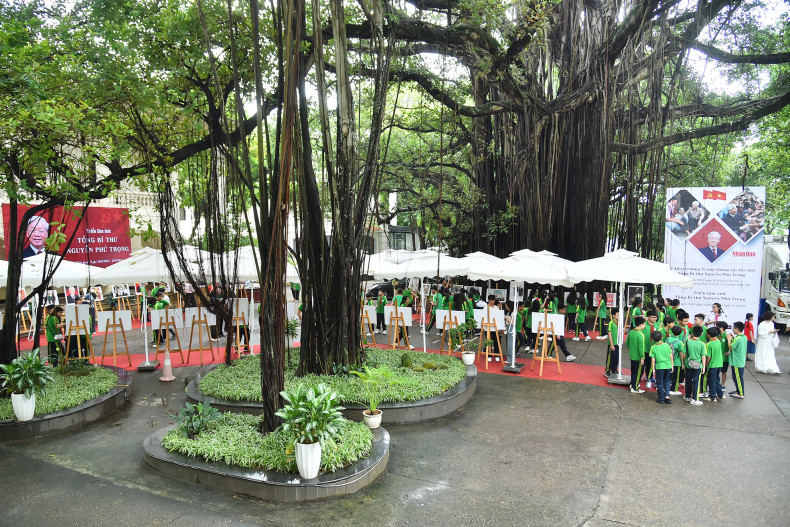 阮富仲总书记图片展吸引许多学生们前来参观了解。 阮富仲总书记图片展吸引许多学生们前来参观了解。