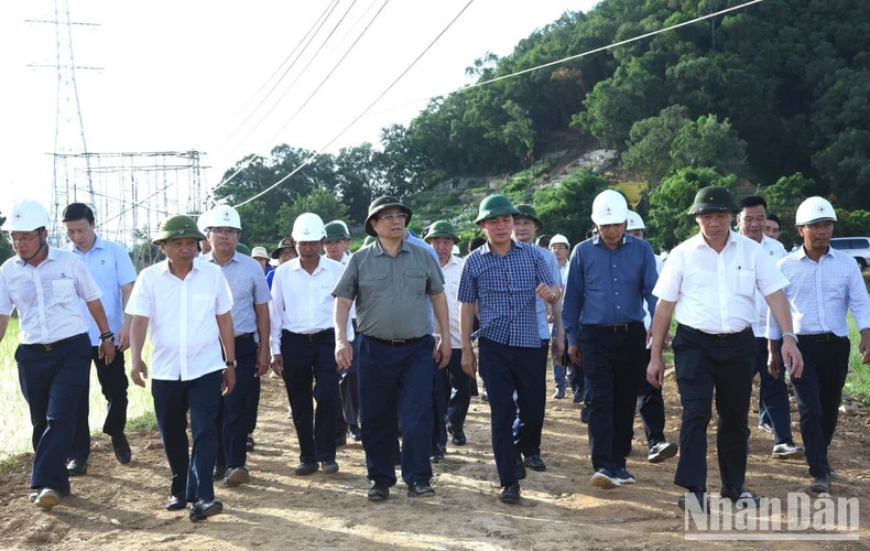 越南政府总理范明正来到第117号杆塔施工现场看望慰问施工人员。