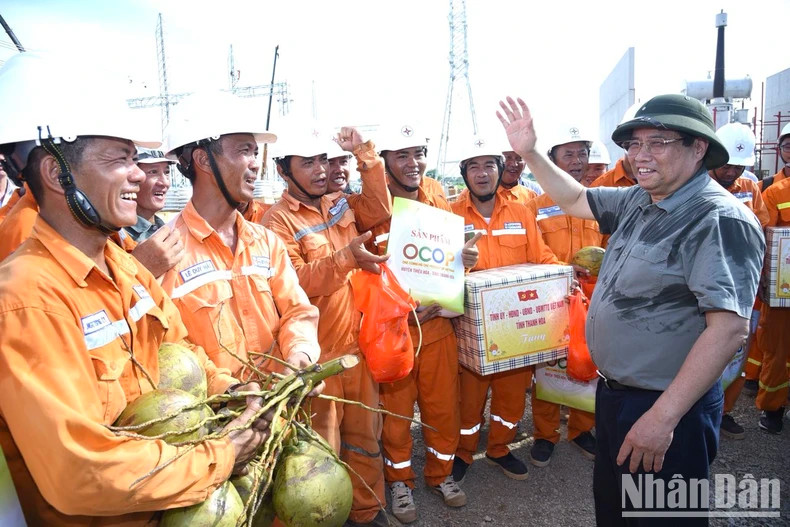 范明正总理亲切慰问500千伏三回输电线路施工人员，并向其送去慰问品。