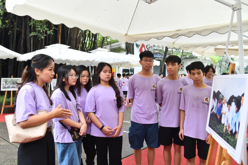 河内市巴亭郡阮公著初中学校师生们参观展览会。 河内市巴亭郡阮公著初中学校师生们参观展览会。