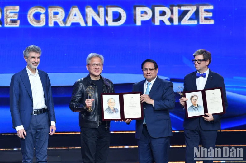 范明正总理向各位科学家颁发2024年VinFuture奖。 范明正总理向各位科学家颁发2024年VinFuture奖。