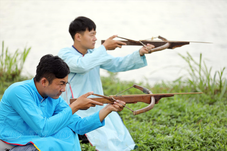 贡族男子服饰较为简单，上衣、裤子均用靛蓝布制成。