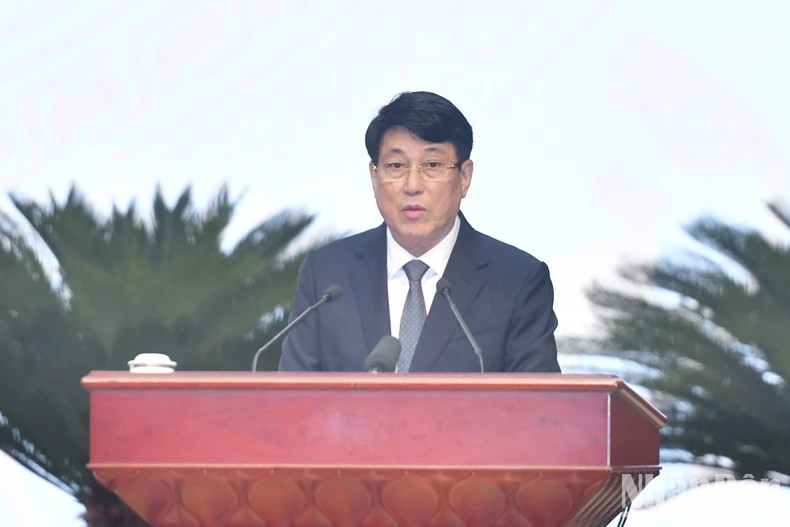 越共中央书记处常务书记梁强在开幕式上发表讲话。