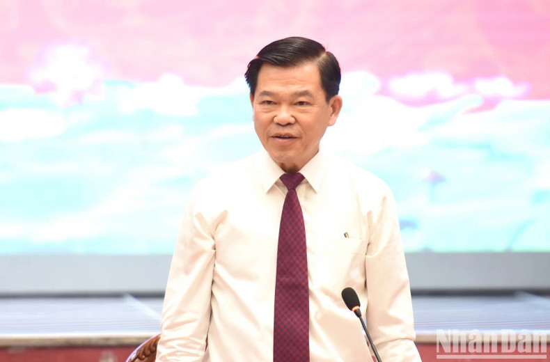 同奈省省委书记阮红岭在会上发表讲话。 同奈省省委书记阮红岭在会上发表讲话。