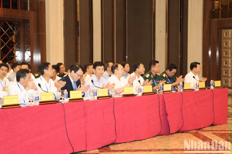 越南政府工作代表团成员出席会议。 越南政府工作代表团成员出席会议。