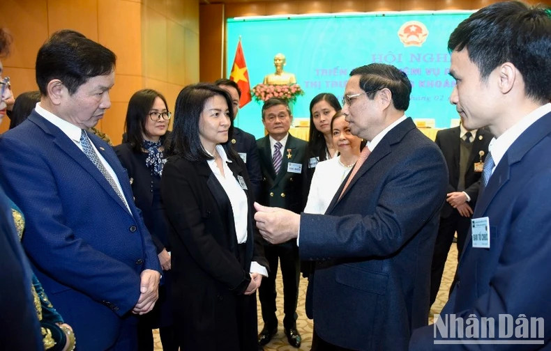 范明正总理与各位代表交谈。