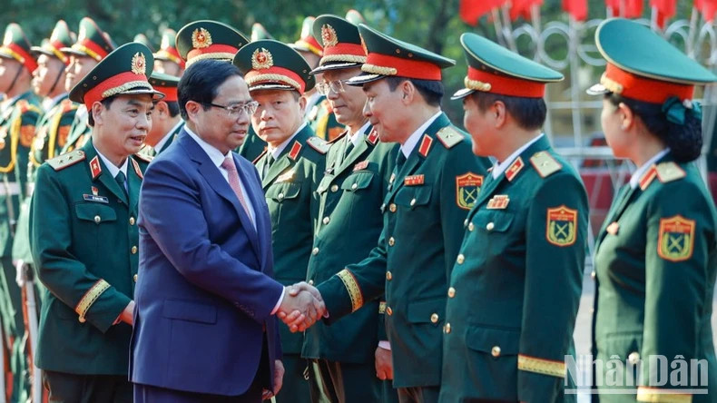 范明正总理与军事技术学院领导。 范明正总理与军事技术学院领导。