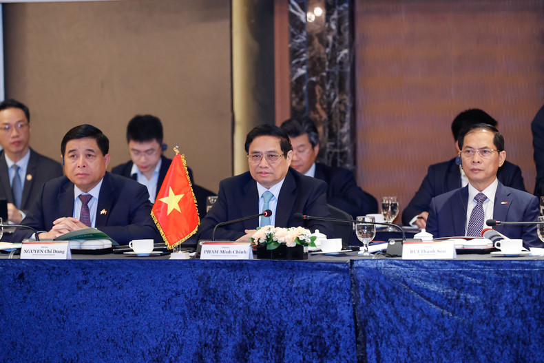 越南政府总理范明正与韩国大型企业举行座谈。 越南政府总理范明正与韩国大型企业举行座谈。