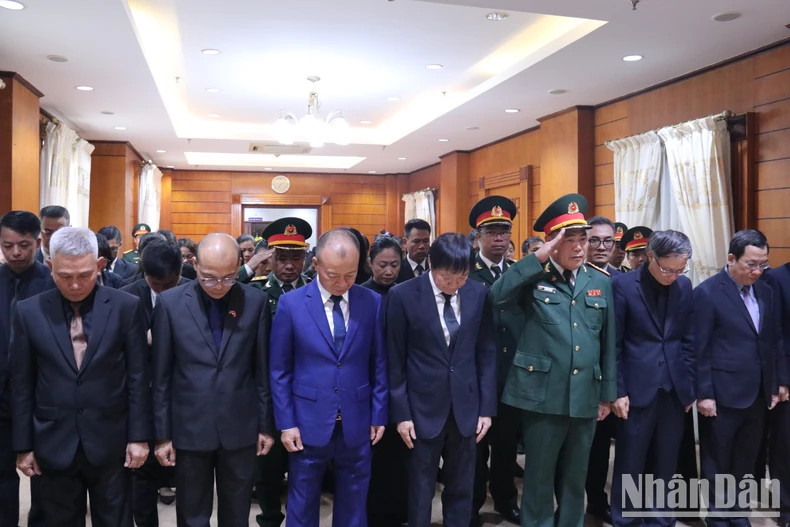 7时正，越南驻老挝党委、大使馆及周边机构代表团前来吊唁。