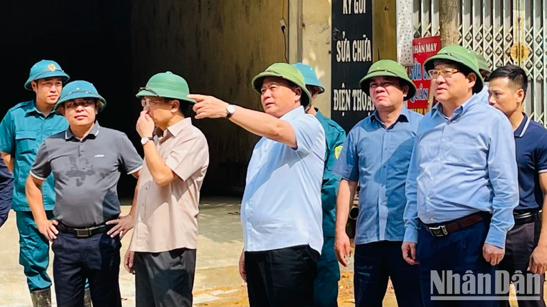 阮春胜同志视察安沛市安宁坊的克服洪水、山体滑坡后果的情况。 阮春胜同志视察安沛市安宁坊的克服洪水、山体滑坡后果的情况。