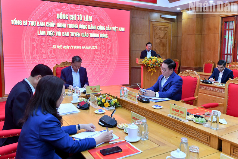 苏林总书记同越共中央宣教部举行工作会议。 苏林总书记同越共中央宣教部举行工作会议。