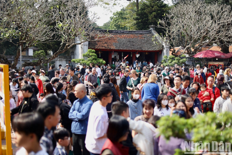 临近中午,进入文庙的游客越来越拥挤。 临近中午,进入文庙的游客越来越拥挤。