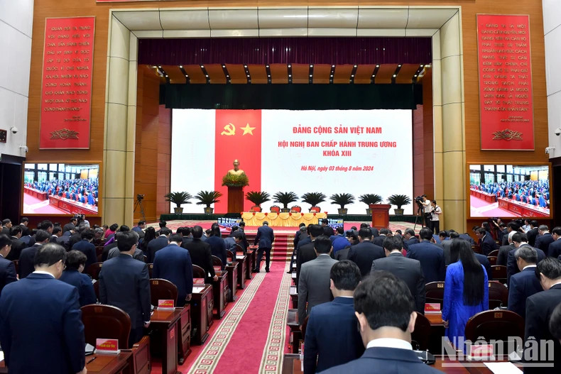 各位代表默哀一分钟，悼念越共中央总书记阮富仲。