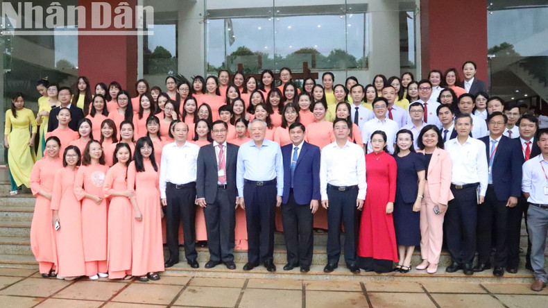 越南政府常务副总理阮和平及各位代表与黄越学校领导和教师合影留念。 越南政府常务副总理阮和平及各位代表与黄越学校领导和教师合影留念。