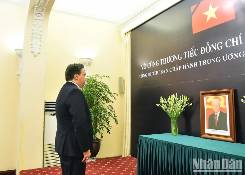 美国驻越南大使马克·纳珀向阮富仲总书记致以崇高敬意。 美国驻越南大使马克·纳珀向阮富仲总书记致以崇高敬意。