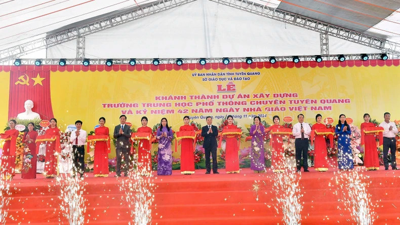 各位代表出席宣光重点高中建设项目竣工剪彩仪式。 各位代表出席宣光重点高中建设项目竣工剪彩仪式。