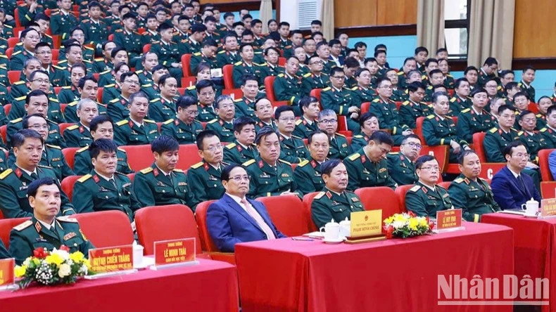 范明正总理出席会议。 范明正总理出席会议。