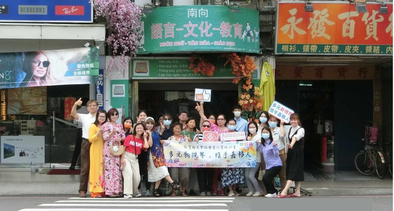 董氏容老师（右一）的越南语班吸引不少年长的叔叔阿姨。董氏容供图