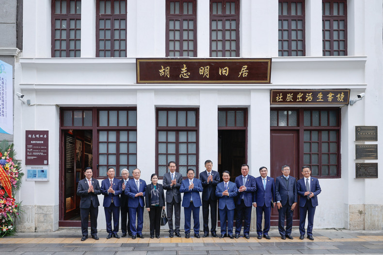 范明正总理同各位代表合影。 范明正总理同各位代表合影。