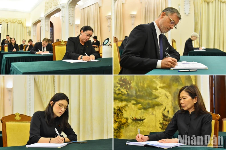 各国大使和国际组织代表在吊唁簿上悼念阮富仲总书记。 各国大使和国际组织代表在吊唁簿上悼念阮富仲总书记。