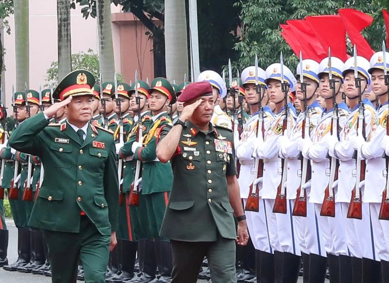 阮新疆上将8月14日上午在河内主持仪式,欢迎穆罕默德·阿布·拉赫曼大将以及马来西亚军队高级代表团。 阮新疆上将8月14日上午在河内主持仪式,欢迎穆罕默德·阿布·拉赫曼大将以及马来西亚军队高级代表团。