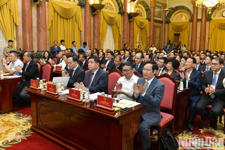 各位代表出席见面会。