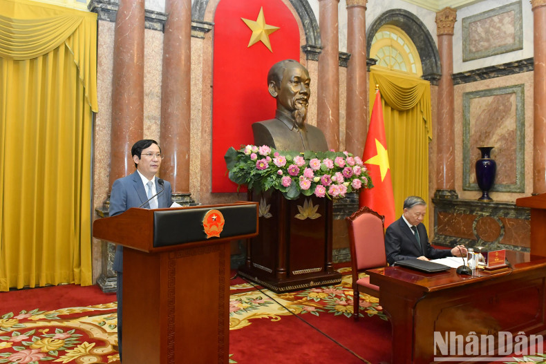 越南工商联合会代表在会上发表讲话。