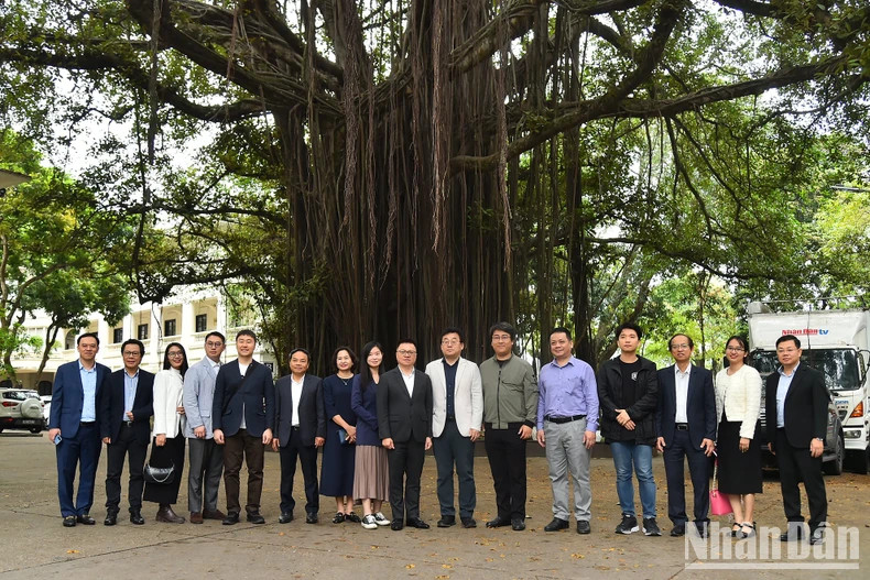 双方代表团合影留念。 双方代表团合影留念。